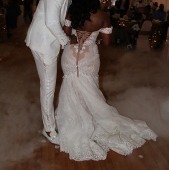 Full lace wedding dress and veil combo - Picture 4 of 8